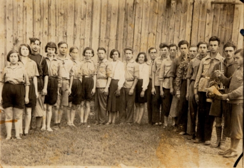 Members of the "Frajhajt" youth organization during a training camp near Płock, a few months before departure to Palestine, 1932 (photo from the collection of Pnina Stern)